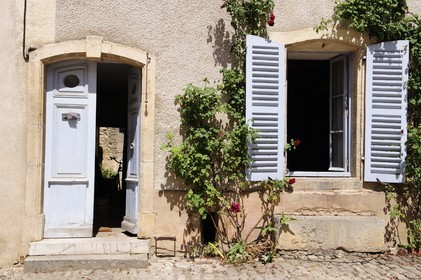France, Côte d'Or (21), Flavigny-sur-Ozerain, maison dans Grande Rue