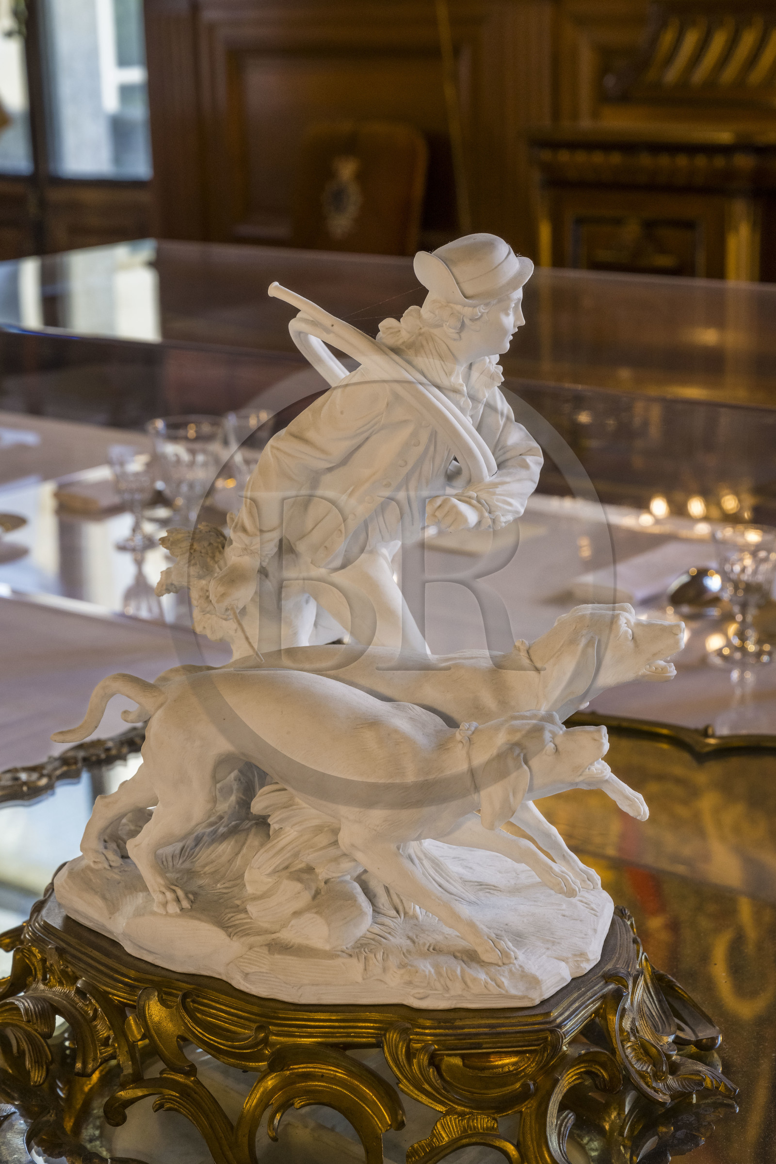 France, Oise (60), Chantilly, le chateau de Chantilly, le musée Condé, biscuit (céramique) représentant une scène de chasse en décoration de table France, Oise (60), Chantilly, le chateau de Chantilly, le musée Condé, biscuit (céramique) représentant une scène de chasse en décoration de table