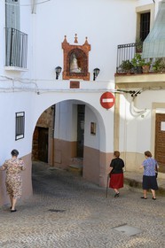 Spain, Extremadura, Guadalupe, village lane