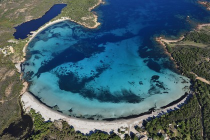 France, Corse-du-Sud (2A), Réserve Naturelle des Bouches de Bonifacio, baie et plage de Rondinara (vue aérienne)