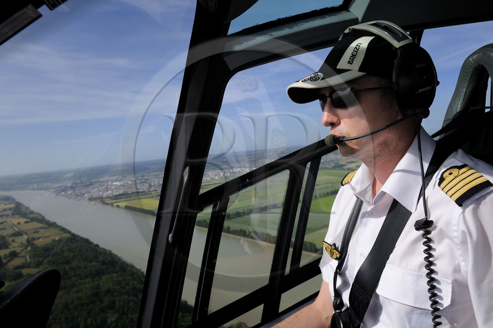 France, Seine-Maritime (76), le pilote Arnaud Le Prioux survolant la Seine à son embouchure dans son hélicoptère Colibri EC 120 (vue aérienne)