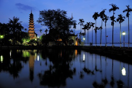 Vietnam, Hanoï, lac de l'Ouest ou Ho Tay, pagode Tran Quoc, une des plus anciennes du pays, reconstruites au XVe et au XVIIIe siècles