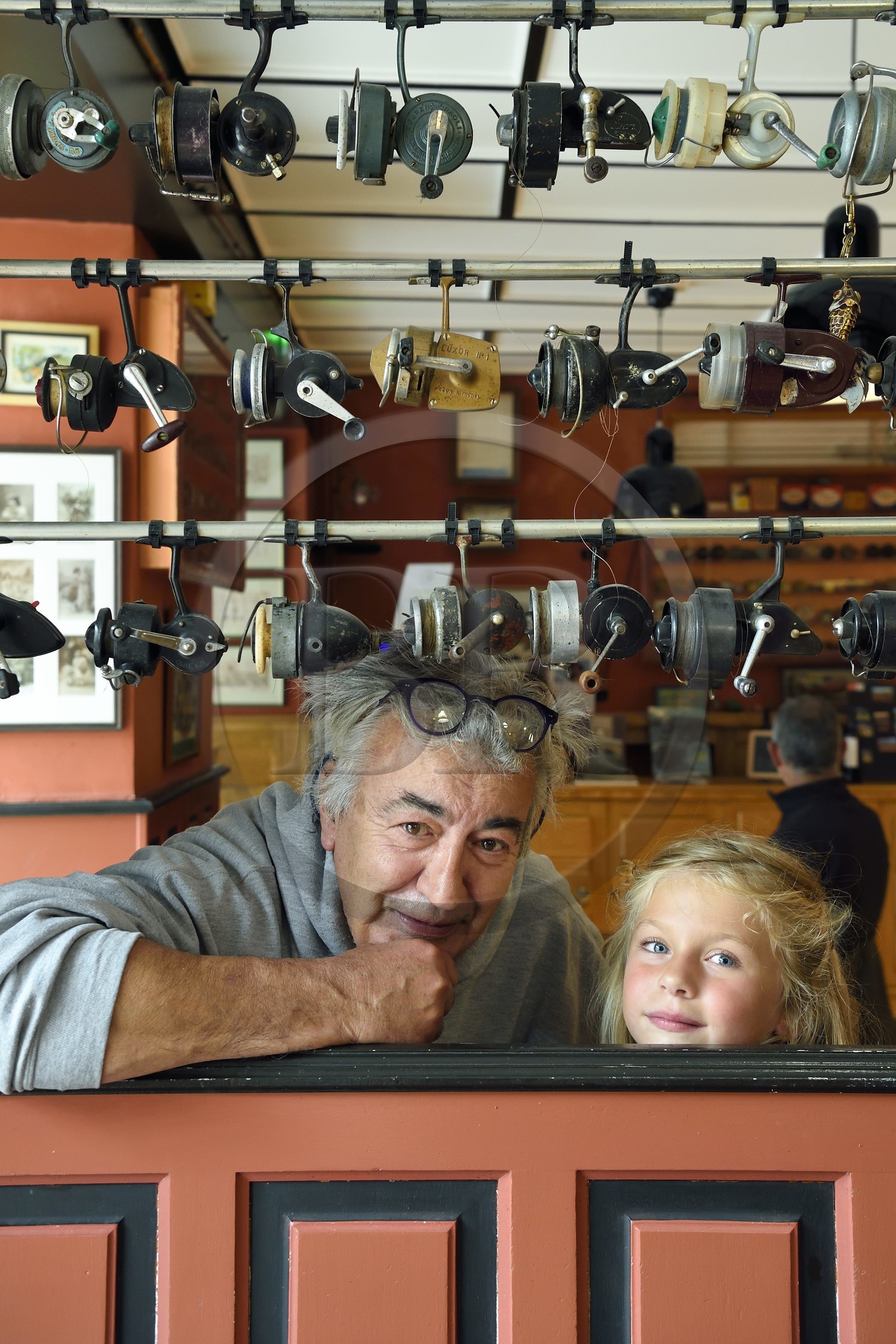France, Cantal (15), Parc naturel régional de l'Aubrac, plateau de l'Aubrac, Saint-Urcize, le restaurateur et guide de pêche Fred Pullini dit Remise avec sa petite fille Esther