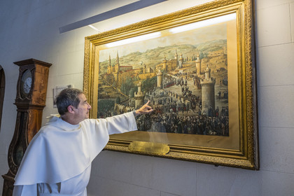 France, Bouches-du-Rhône (13), Tarascon, La Montagnette, abbaye Saint-Michel de Frigolet (XIIe siècle), la Vierge Marie au bout de l'allée arborée