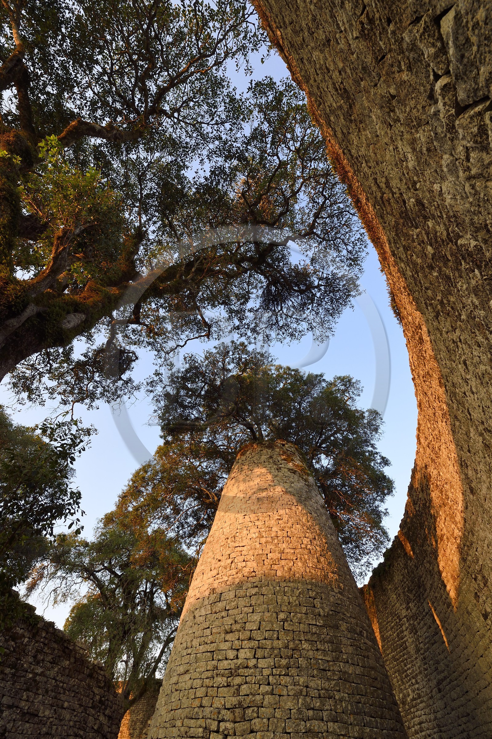 Zimbabwe, province de Masvingo, les ruines du site archéologique du Grand Zimbabwe, classé Patrimoine Mondial de l'UNESCO, Xème au XVème siècle, la tour conique à l'intérieur du Grand Enclos