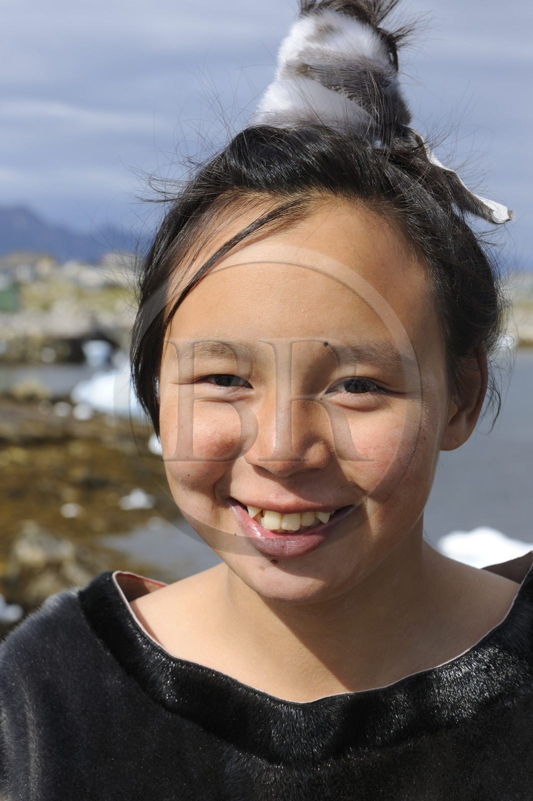 Groenland, ville de Nanortalik, jeune fille Inuit en vêtements traditionnels en peau de phoque