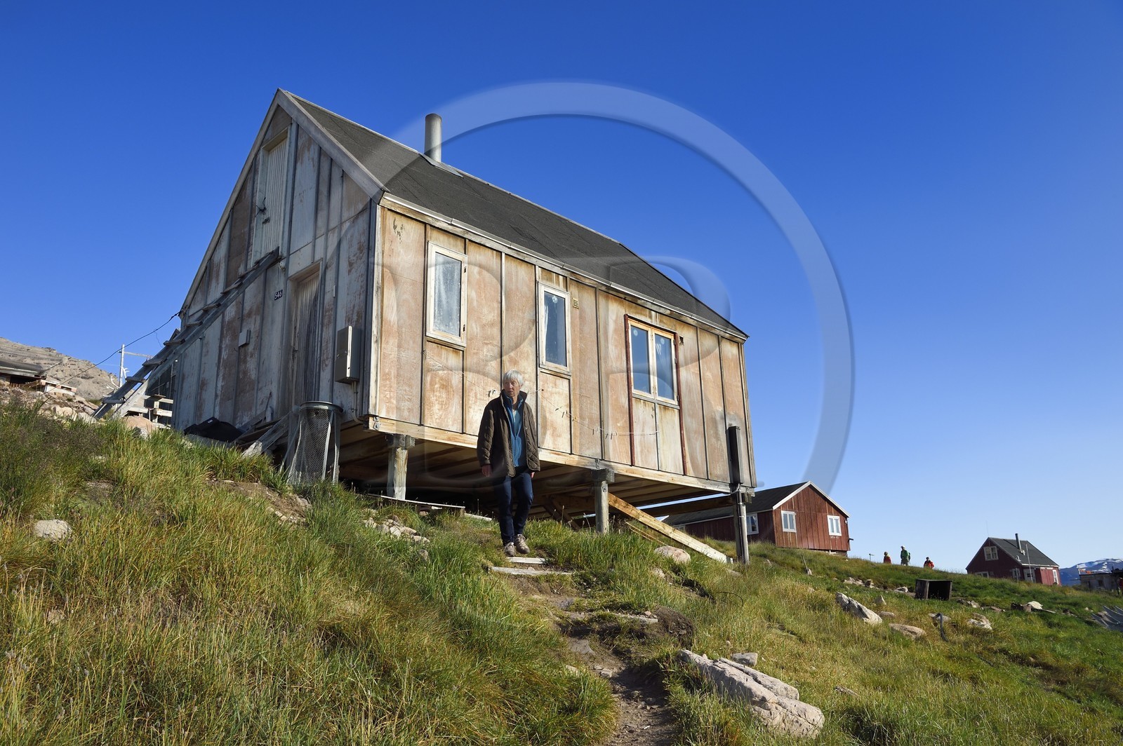 Groenland, cote Nord-Ouest, Murchison sound au nord de la baie de Baffin, Siorapaluk, village le plus septentrional du Groenland, la française Jocelyne Ollivier-Henry qui vit dans se village de 45 habitants au pied de sa maison