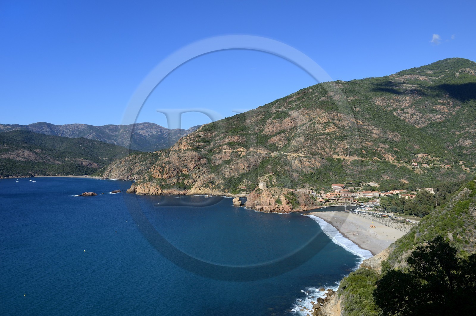 France, Corse-du-Sud (2A), Golfe de Porto, classé Patrimoine Mondial de l'UNESCO, la tour génoise au-dessus de la passe du port de la marine de Porto et sa plage