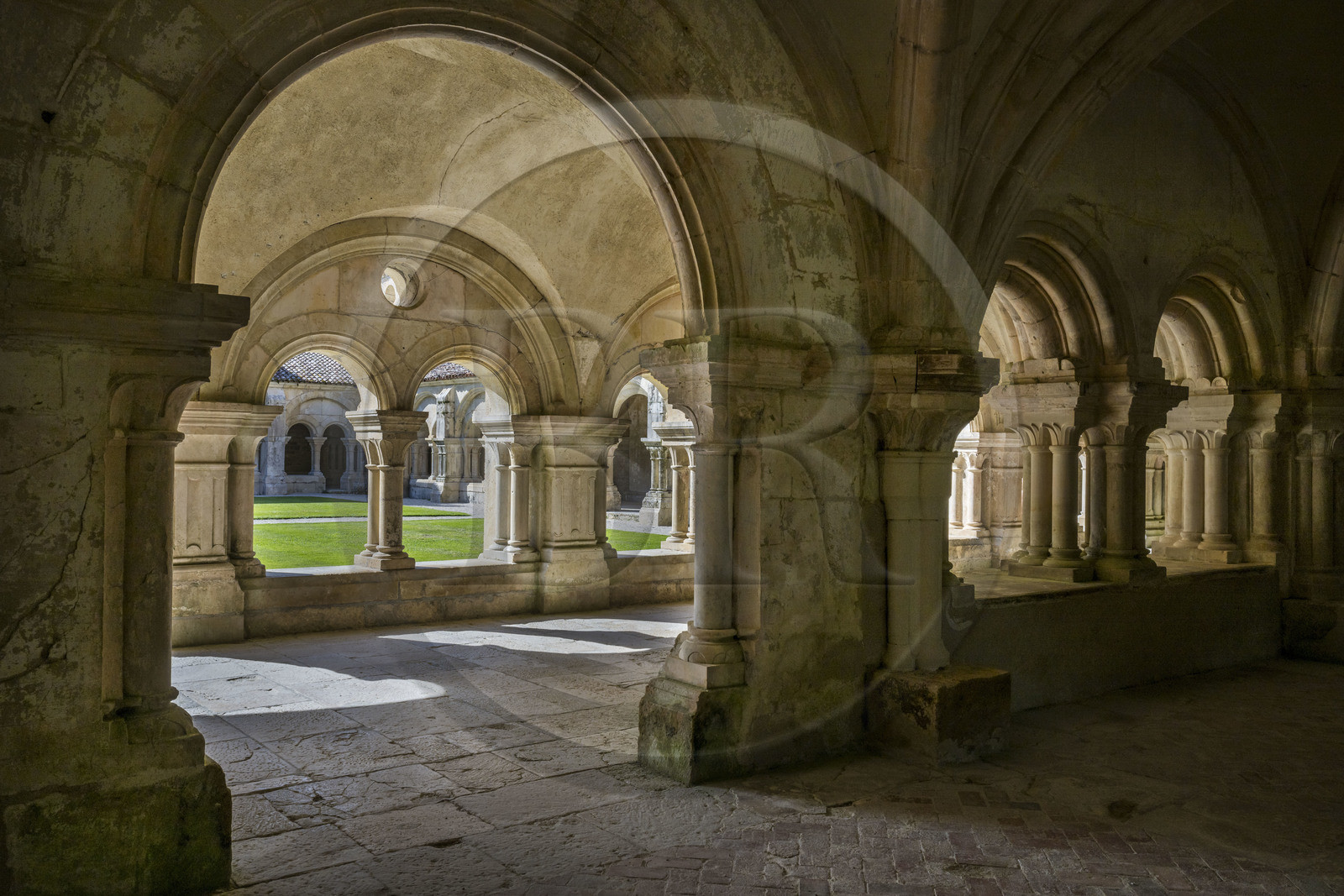France, Côte-d'Or (21), Marmagne, l'abbaye cistercienne de Fontenay classée au Patrimoine Mondial de l'UNESCO, la salle capitulaire qui s'ouvre sur la galerie est du cloître