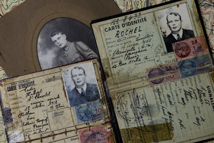 France, Bas-Rhin (67), chemin des passeurs au Donon sur la trace de la filière d'évasion du Rehtal, Schirmeck, cartes d'identité vraie et fausse du passeur Hubert Ledig