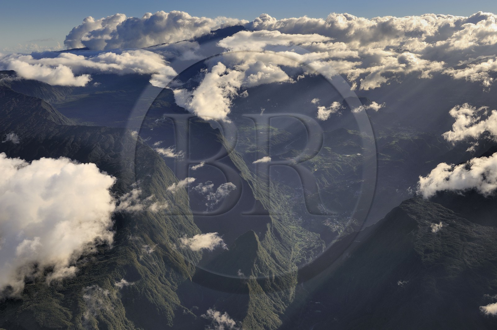 France, île de la Réunion, le cirque de Cilaos, classé Patrimoine Mondial de l'UNESCO (vue aérienne)