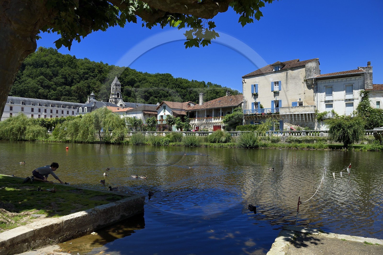 France, Dordogne (24), Brantôme, maisons historiques en bordure de la Dronne et l'abbaye bénédictine Saint-Pierre de Brantôme en arrière plan France, Dordogne (24), Brantôme, maisons historiques en bordure de la Dronne et l'abbaye bénédictine Saint-Pierre de Brantôme en arrière plan