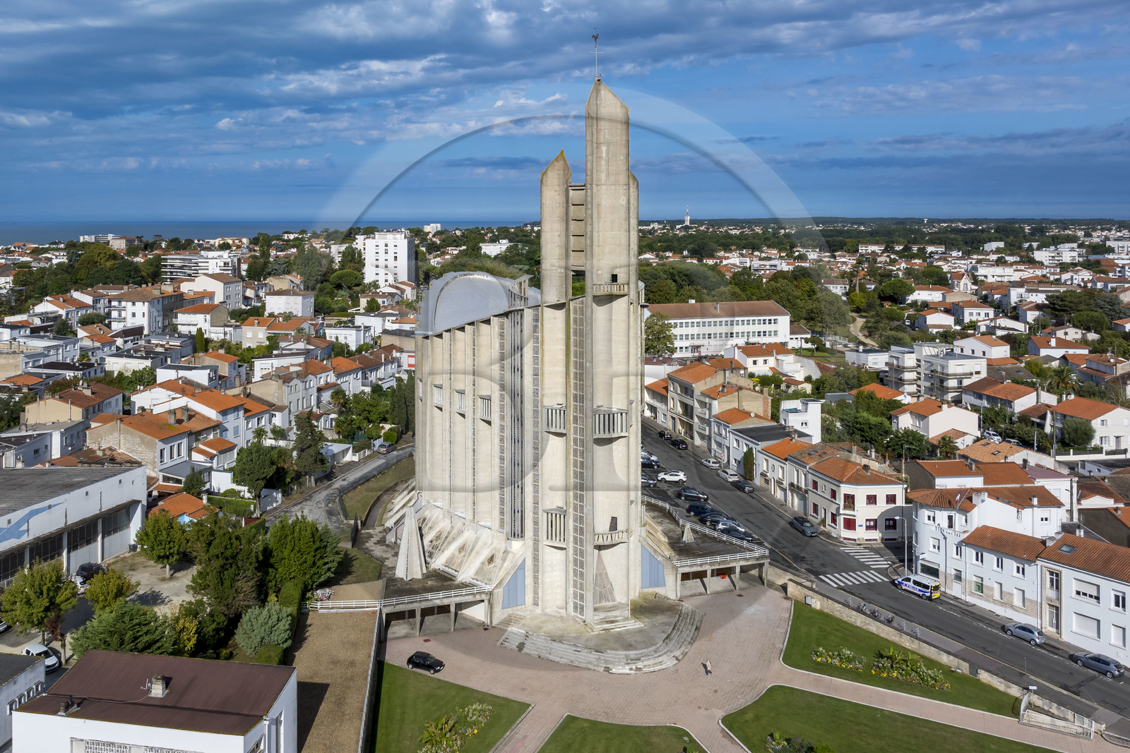 France, Charente-Maritime (17), Royan, église Notre-Dame de Royan construite de 1955 à 1958 par l'architecte Guillaume Gillet (Grand Prix de Rome) (vue aérienne)