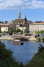 France, Dordogne, Bergerac, Bergerac old town and the banks of the Dordogne river