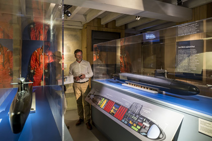 France, Finistère (29), Brest, le musée national de la Marine dans le château, le conservateur Jean-Yves Besselièvre et maquettes de sous-marins nucléaires SNLE