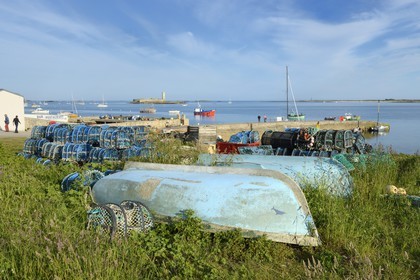 France, Finistère (29), La Foret Fouesnant, archipel des Glénan, Ile Saint-Nicolas, le port et le Fort Cigogne sur l'Ile Cigogne en arrière plan
