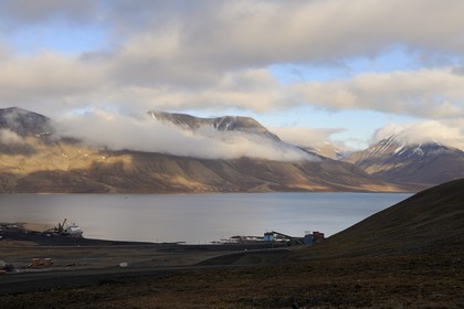 Norvège, Svalbard (Spitzberg), fjord de Longyearbyen, port minier de charbon
