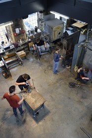 France, Moselle (57), Meisenthal, Centre international d’Art verrier (CIAV), l'atelier de soufflage, fabrication artisanale d'une boule de Noël