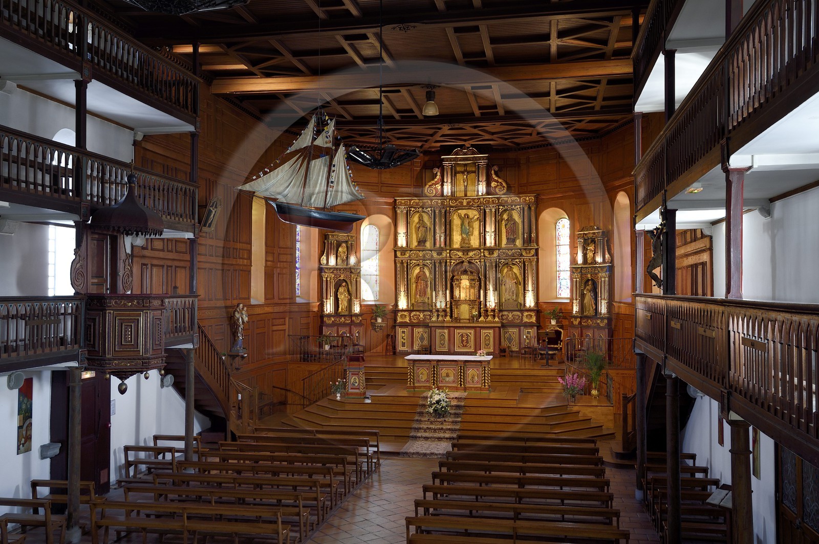 France, Pyrénées-Atlantiques (64), la côte du Pays-Basque, Bidart, l'église Notre-Dame-de-l'Assomption, le choeur et les galeries en bois