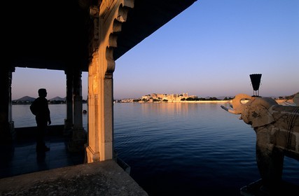 Inde, état du Rajasthan, Udaipur, Lac Pichola, le City Palace vu depuis l'île de Jag Mandir
