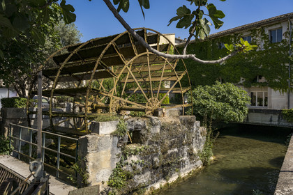 France, Vaucluse (84), L'Isle-sur-la-Sorgue, ancienne roue à aube de moulin à eau de la Manufacture Brun de Vian-Tiran