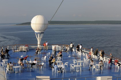 Canada, province du Québec, Côte Nord, Havre-Saint-Pierre, le bateau de croisière Princess Danaé au large du Parc National Archipel de Mingan dans le golfe du Saint Laurent, pont supérieur