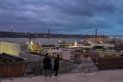Portugal, Lisbonne, Miradouro de Santa Catarina dans les hauteurs du quartier de Bica, vue sur le Tage et le Ponte 25 de Abril