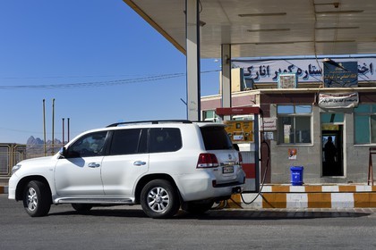 Iran, Province d'Ispahan, désert du Dasht-e Kavir, ville de Anarak, Toyota Land Cruiser 4x4 à la station service