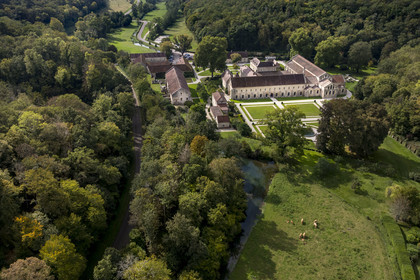 France, Côte-d'Or (21), Marmagne, l'abbaye cistercienne de Fontenay fondée en 1118, classée au Patrimoine Mondial de l'UNESCO, la vallée du ru (ruisseau) de Fontenay au premier plan (vue aérienne)
