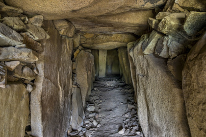 France, Finistère (29), Baie de Morlaix, Presqu'ïle de Kernehelen, site mégalithique du Cairn de Barnenez vieux de 6000 ans, dolmen à couloir, chambre H