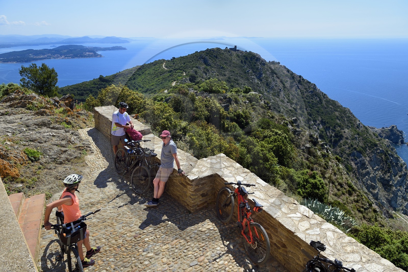 France, Var (83), La Seyne-sur-Mer, randonnée dans le massif du Cap Sicié, cyclistes à la chapelle Notre-Dame du Mai, la presqu'Ile de Saint-Mandrier à gauche, l'ancien sémaphore du cap, la presqu'ile de Giens et les iles d'Hyères en arrière plan France, Var (83), La Seyne-sur-Mer, randonnée dans le massif du Cap Sicié, cyclistes à la chapelle Notre-Dame du Mai, la presqu'Ile de Saint-Mandrier à gauche, l'ancien sémaphore du cap, la presqu'ile de Giens et les iles d'Hyères en arrière plan