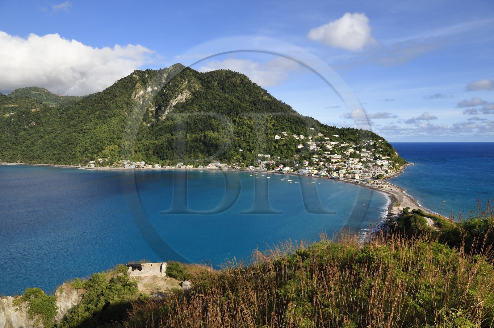 Caraïbes, Ile de la Dominique, la baie de Soufrière et le village Scotts Head depuis la péninsule de Cachacrou