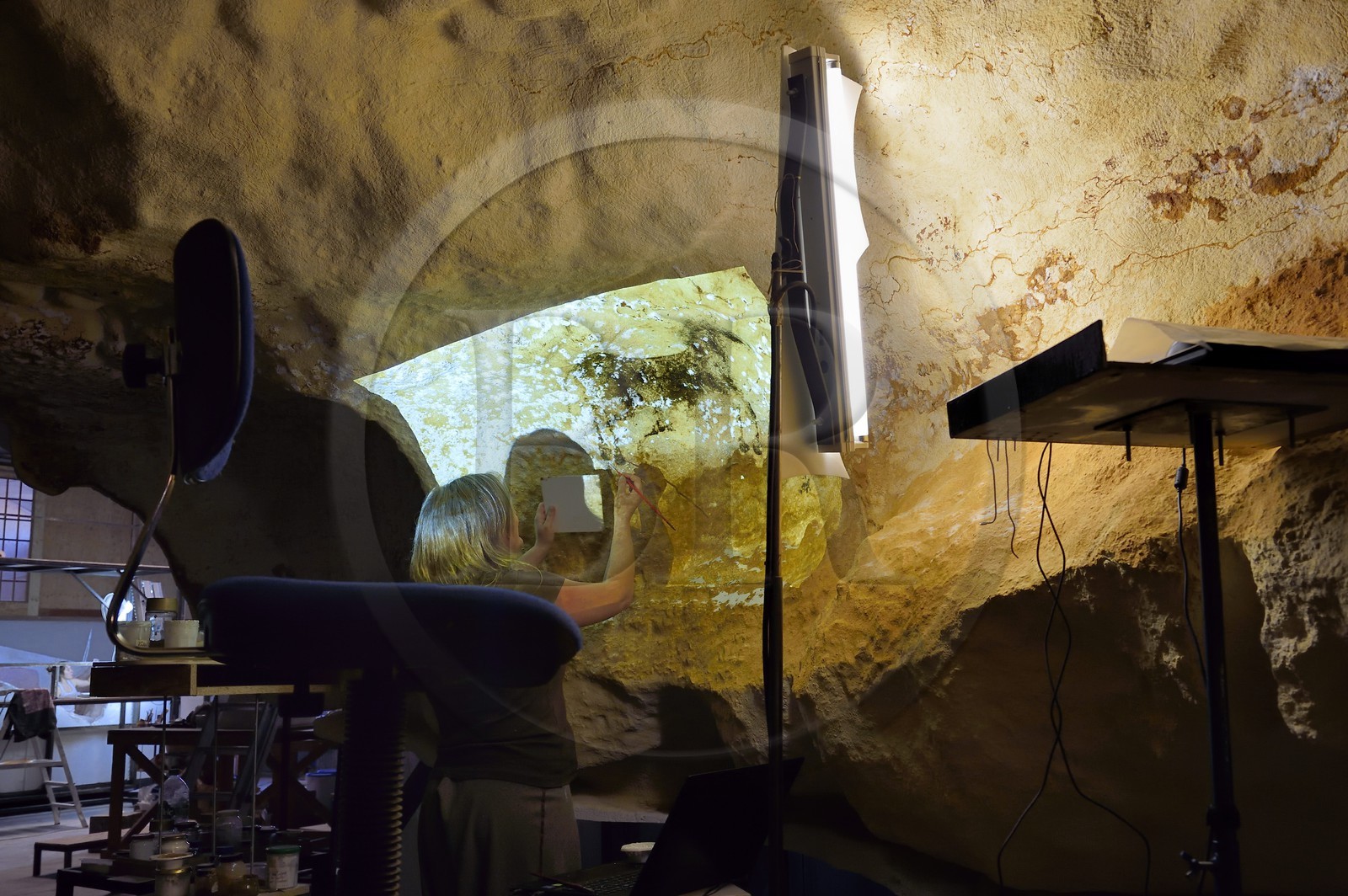 France, Dordogne (24), Montignac, l’Atelier des Fac-Similés du Périgord (AFSP) spécialisé dans la reproduction minérale de parois ornées de la préhistoire et en charge de la reconstitution fidèle des parois de la grotte de Lascaux, reproductions des peintures par la peintre-copiste Beth O’Reilly, mention obligatoire Atelier des Fac-Similés du Périgord