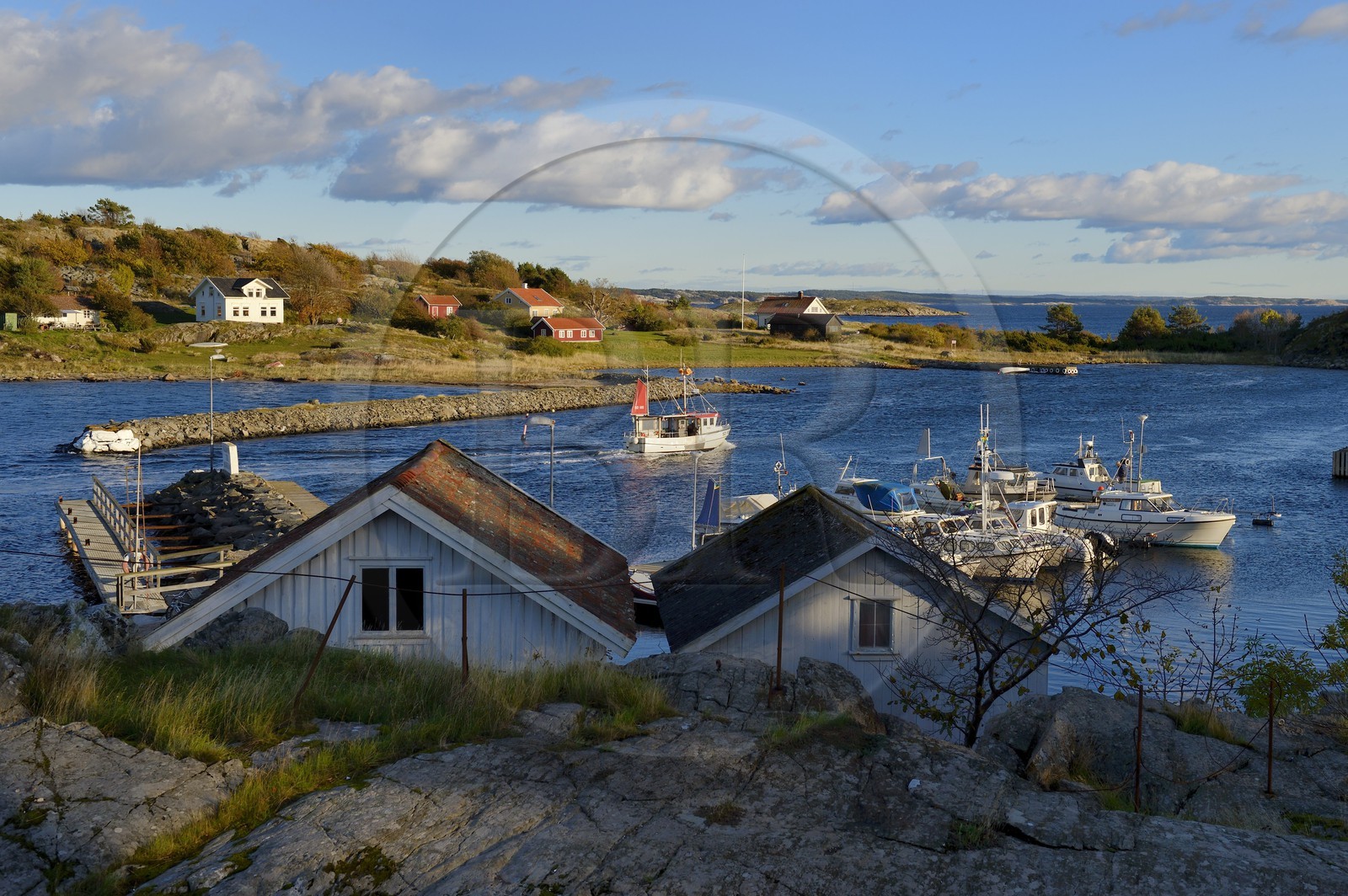 Suède, Västra Götaland, Iles Koster, Sydkoster, bateau de pêche dans le port de Ekenäs