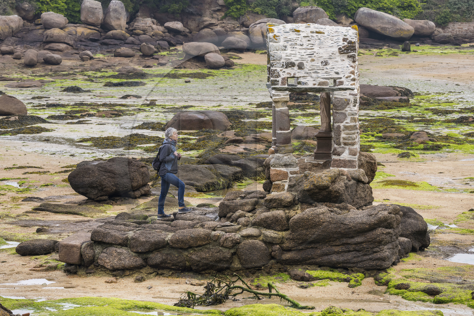 France, Côtes-d'Armor (22), Côte de Granit Rose, Perros-Guirec, Ploumanac'h, oratoire de Saint-Guirec sur la plage Saint-Guirec à marée basse