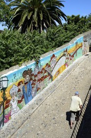 Portugal, Lisbonne, quartier de l'Alfama, fresque représentant les principaux centres d'attractions de la ville dans la rue Costa do Castello