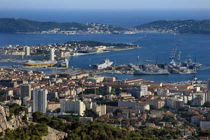 France, Var (83), Toulon, la rade et la base navale depuis le Mont Faron, la grande digue et la presqu'Ile de Saint-Mandrier en arrière plan