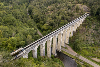 France, Nievre, Regional Natural Park of Morvan, Montreuillon, Montreuillon aqueduct bridge built in 1841, 33 m high and 152 m long with 13 arches 8 m wide, along the Rigole d’Yonne which draws water from the Yonne at Lake Pannecière and feeds the Nivernais Canal (aerial view)