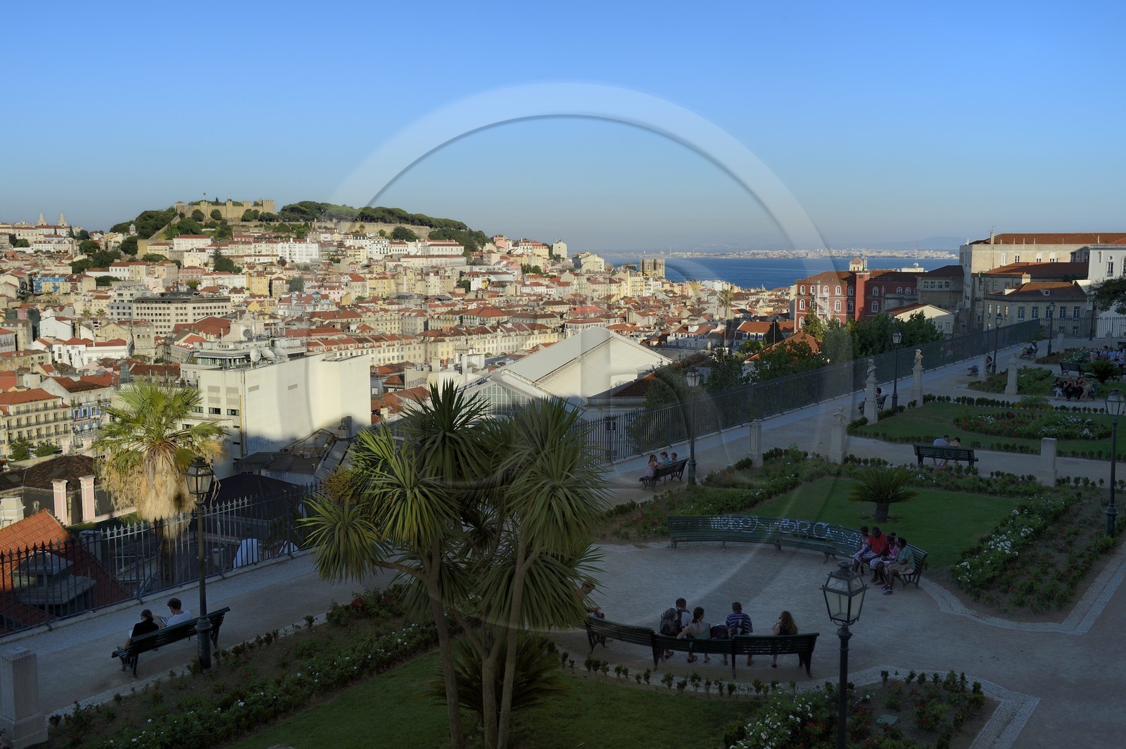 Portugal, Lisbonne, vue sur la ville depuis le Miradouro de Sao Pedro de Alcantara et le Castelo Sao Jorge (château Saint Georges) sur la colline