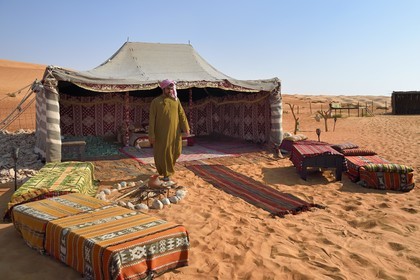 Sultanat d'Oman, gouvernorat de Ash Sharqiyah, désert des Wahiba Sands ou Sharqiya Sands, village bédouin de al-Wasil, tente du campement