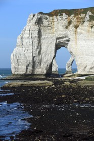 France, Seine-Maritime (76), Pays de Caux, Côte d'Albâtre, Etretat, la Manneporte vue depuis la pointe de la Courtine à marée basse