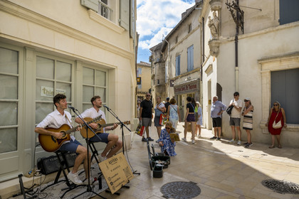 France, Bouches du Rhone, Regional Natural Park of the Alpilles, Saint Remy de Provence, street musicians from the acoustic duo Revers rue Nostradamus