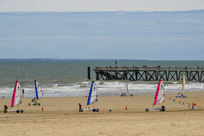 France, Vendée (85), Saint-Jean-de-Monts, chars à voile sur la plage et l'estacade en bois en arrière plan