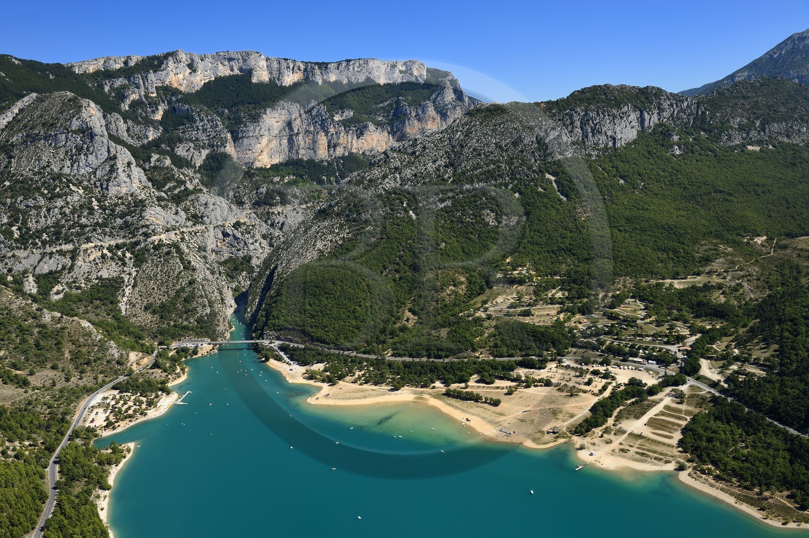 Var (83) rive gauche et Alpes-de-Haute-Provence (04) rive droite, Parc Naturel Régional du Verdon, les Gorges du Verdon débouchant sur le lac de Sainte Croix, pont du Galetas (vue aérienne)