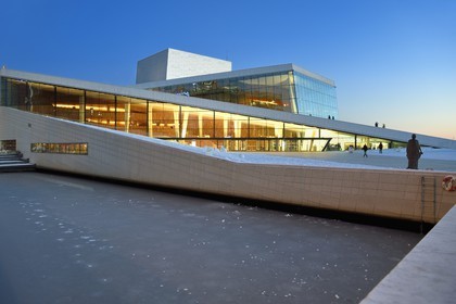 Norvège, Oslo, quartier des docks de Bjorvika, l'Opéra sous la neige concu par le cabinet d'architecture Snohetta dont notamment Tarald Lundevall