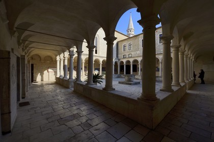 Croatia, Dalmatia, Dalmatian Coast, Zadar, church and Convent of St. Francis, the cloister