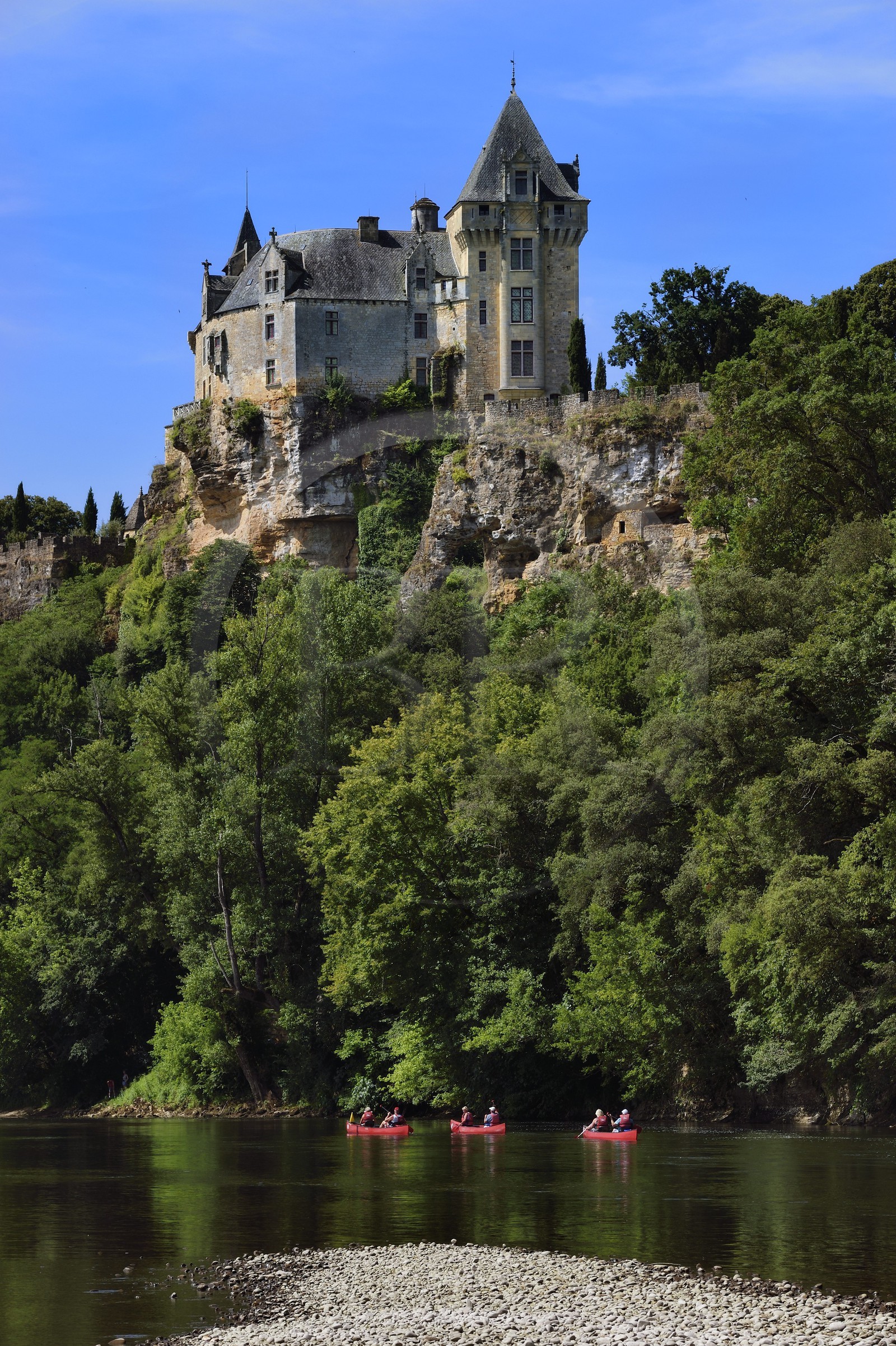 France, Dordogne (24), Périgord Noir, vallée de la Dordogne, Vitrac, chateau de Montfort, descente de la Dordogne en canoé-kayak