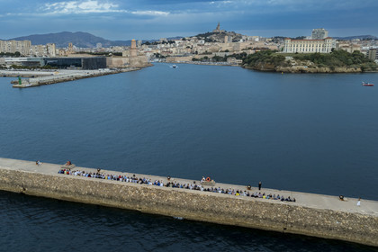 France, Bouches-du-Rhône (13), Marseille, Zone Euroméditerranée, grand port maritime de Marseille (GPMM), la digue du large, convives attablés à une grand table de banquet dressée par le chef Emmanuel Perrodin dans le cadre des Diners Insolites, le Mucem, le Fort Saint-Jean et la basilique Notre Dame de la Garde en arrière plan (vue aérienne)