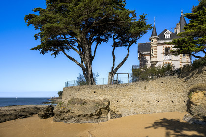France, Loire-Atlantique (44), Pornic, villa du XIXème siècle dominant une crique sur le boulevard de l'Océan et des  cabanes de pêche traditionnelle au carrelet en arrière plan