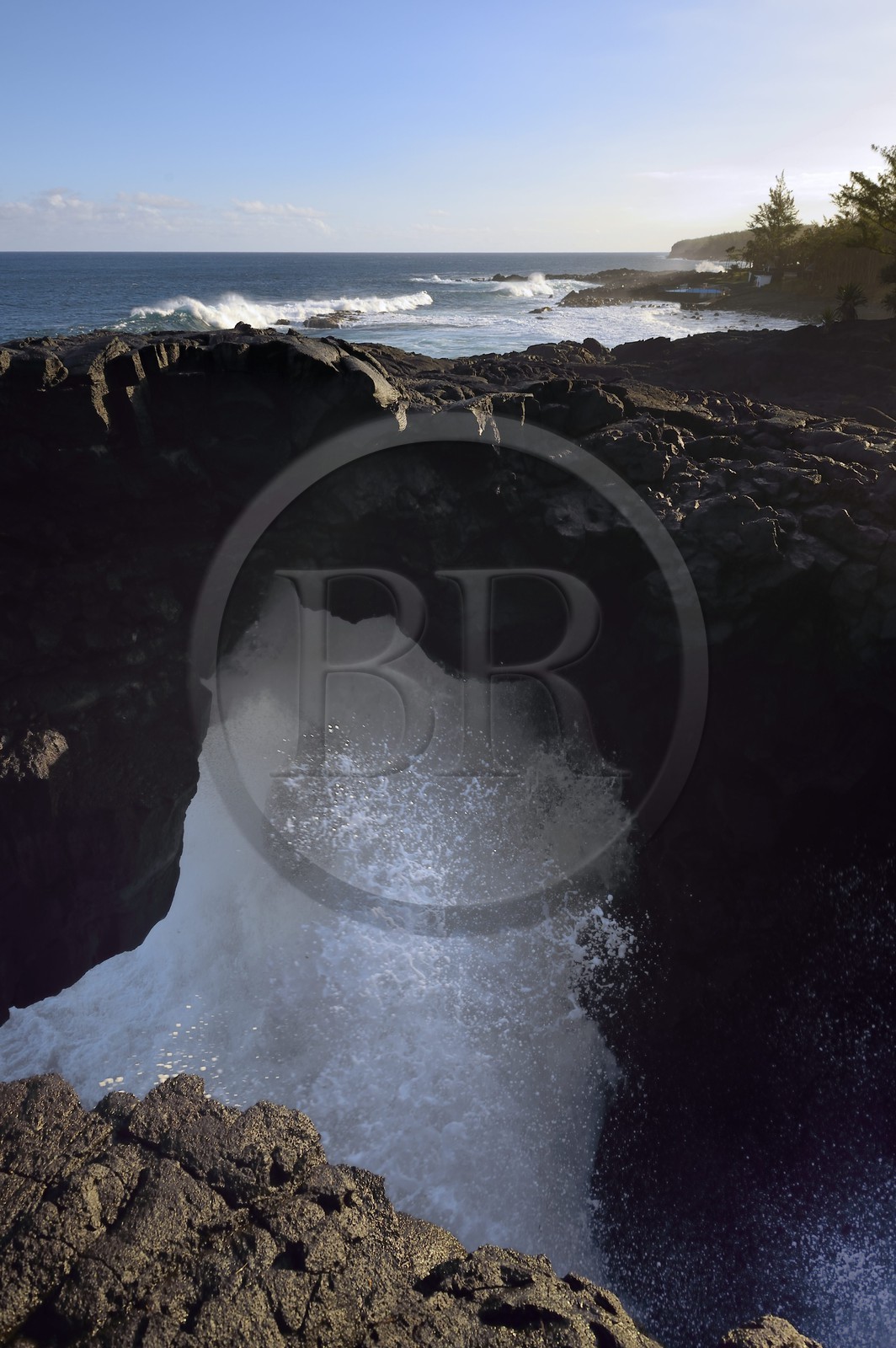 Ile de la Reunion, Côte Sud, Sainte-Philippe, vagues puissantes au lieu dit Le Souffleur d'Arbonne